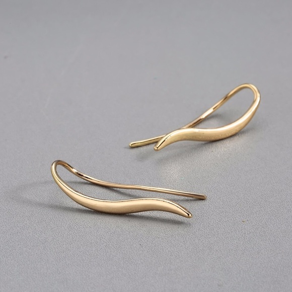 ⚜️𝟯𝟬%𝗢𝗙𝗙 𝗯𝘂𝗻𝗱𝗹𝗲𝘀 𝟯+⚜️ NEW Gold Curved Minimalist Climber Earrings - Picture 3 of 9